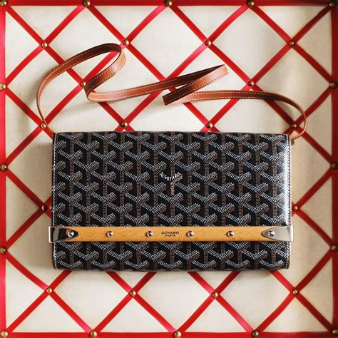 buy Goyard clutch